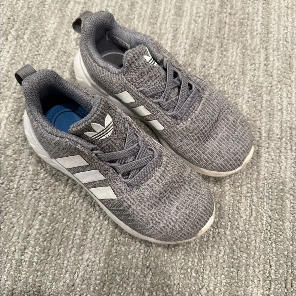 Adidas boys Swift Run grey sneaker with white stripe sz 9T excellent condition